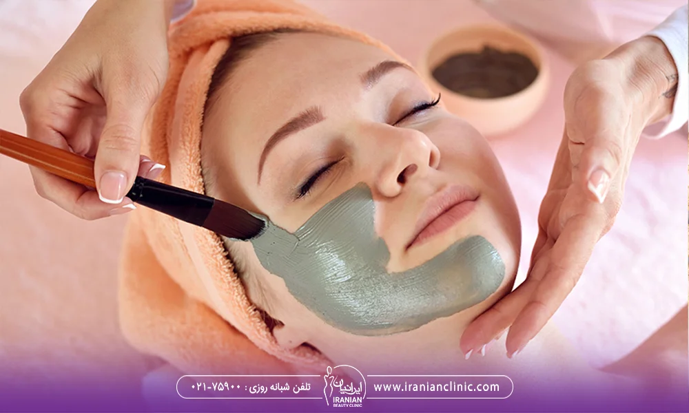 متخصص زیبایی در حال قرار دادن ماسک بر پوست مراجعه کننده - فیشال