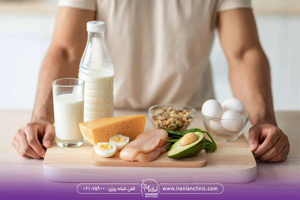 مردی که جلوی میز ایستاده و روی میز مواد غذایی مانند تخم مرغ، شیر و پنیر قرار دارد - لاغری