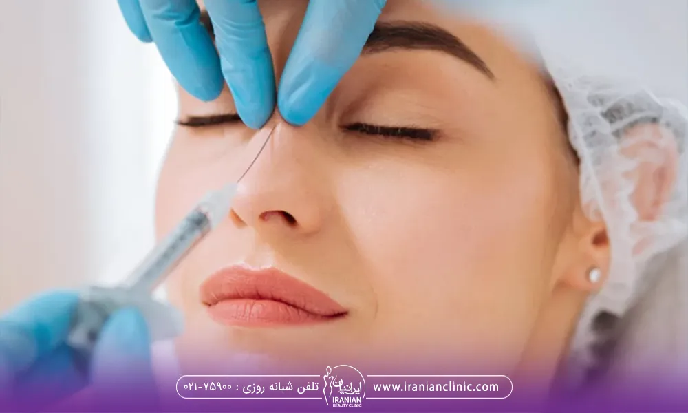 خانمی که خوابیده و دکتر درحال انجام درمان خط پل بینی با فیلر است