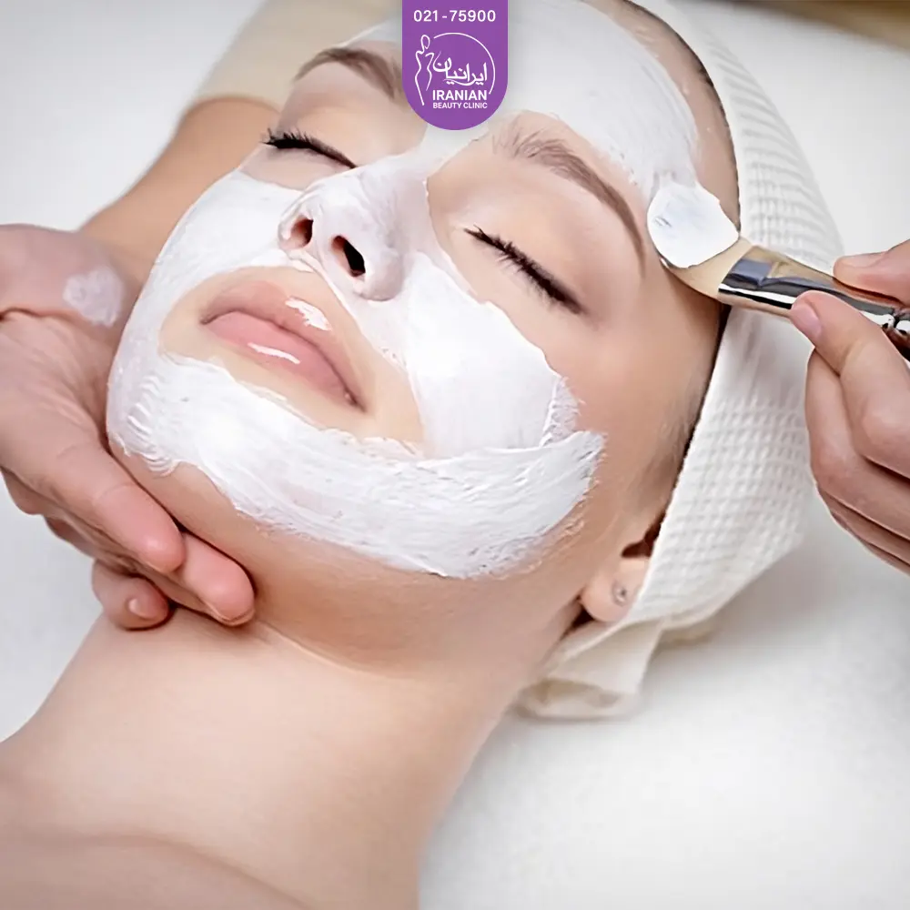 تکنسین زیبایی در حال قرار دادن ماسک برای پاکسازی صورت