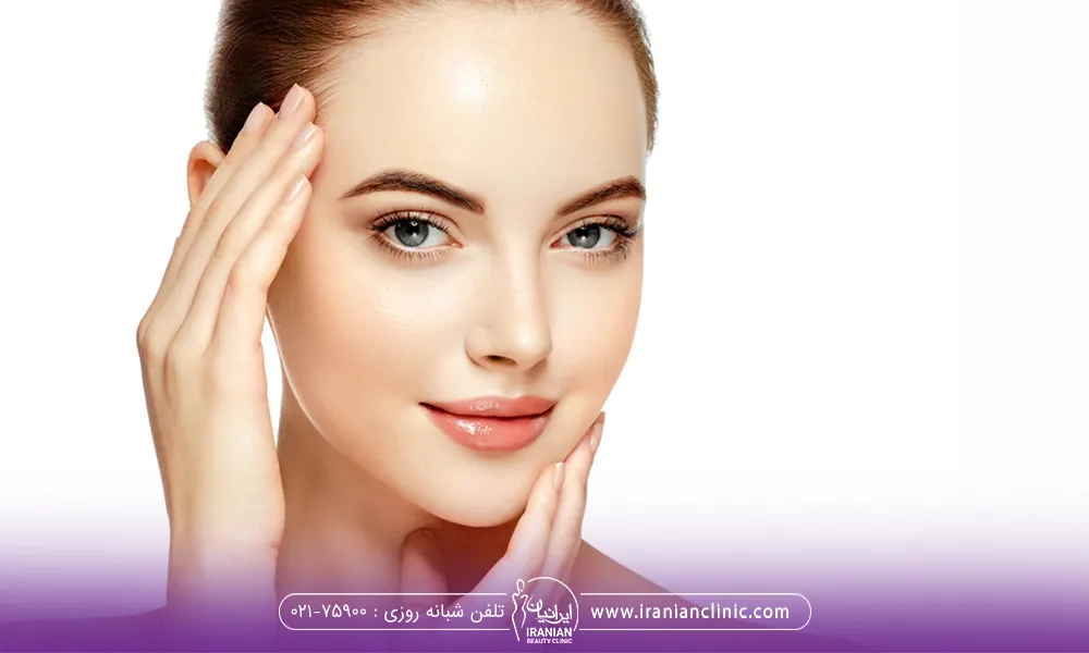خانمی که از انجام فیس آپ خود راضی است 