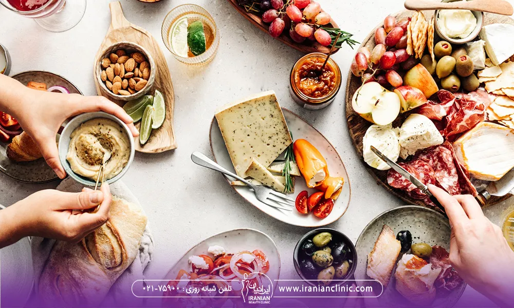 عکس سبزیجات و یکسری از مواد غذایی است که توی رژیم مدیترانه ای استفاده میشود.