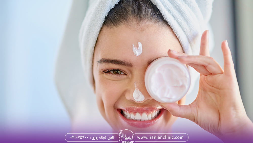 تصویر یه خانوم هست که کرم به صورتش زده - پماد زینک اکساید بعد از میکرونیدلینگ 