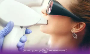 خانمی که توسط اپراتور کلینیک صورت خودرا لیزر میکند