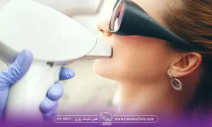 خانمی که توسط اپراتور کلینیک صورت خودرا لیزر میکند