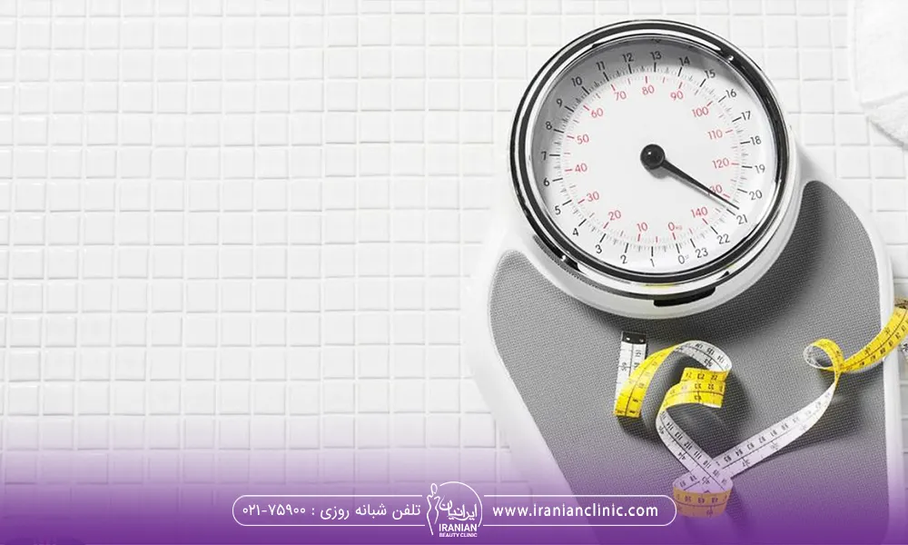 یک ترازو روی زمین قرار گرفته و یک متر روی ترازو برای لاغری