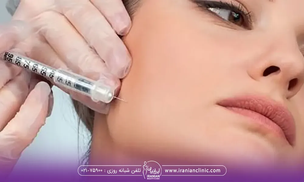 دکتری که برای یک خانم جوان برای زاویه فک تزریق ژل انجام میدهد