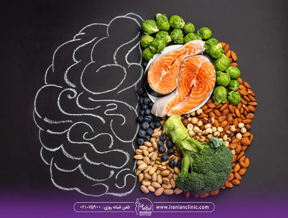 نقاشی یک مغز روی تخته سیاه و سبزیجات و گوشت ماهی و حبوبات
