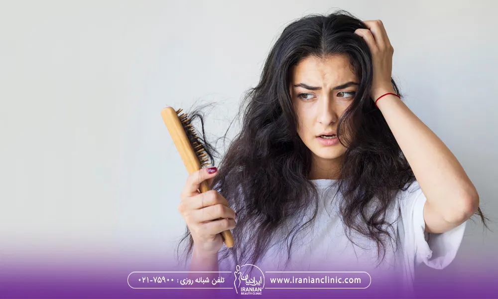 عکس زن جوان که موهای خود را برس کشیده است و تعداد زیادی از موهای او ریخته و داخل برس است - جلوگیری از ریزش مو