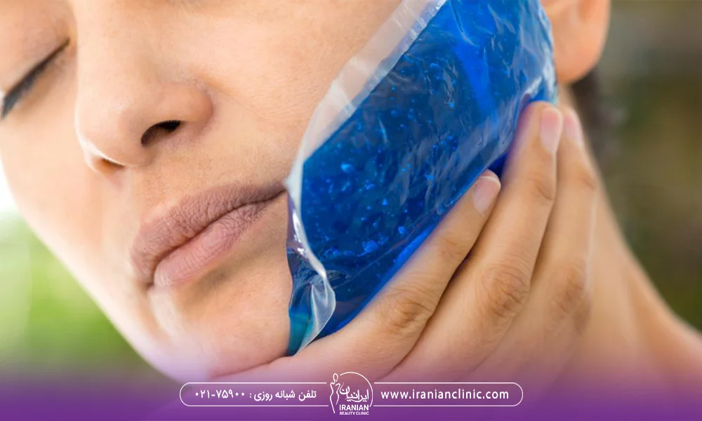 تصویر دختری که روی صورت خود کیسه یخ قرار داده