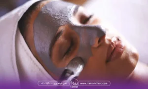 عکس زن جوان که ماسک صورت روی پوست او مالیده می شود - مراقبت های بعد از فیشیال صورت