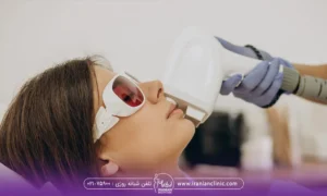 اپراتور لیزری که درحال لیزر کردن صورت یک خانم جوان است