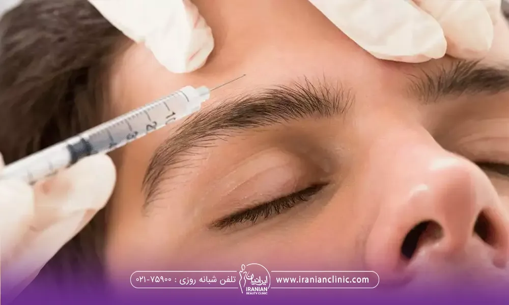مردی که خوابیده چشم هایش بسته است دکتری که با یک دست روی پیشانی فرد گذاشته و با دست دیگر در حال انجام تزریق میباشد