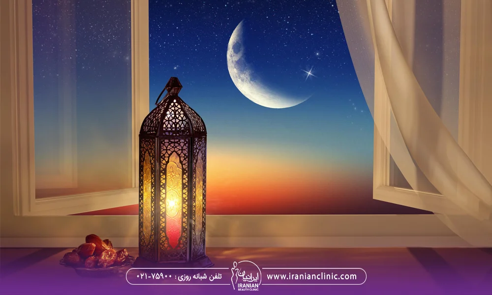 عکس یک فانوس جلوی پنجره باز که از بیرون پنجره حلال ماه دیده می شود - کاشت مو در ماه رمضان
