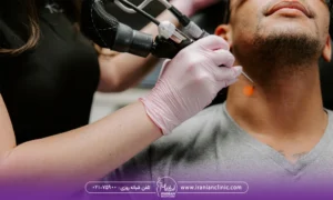 اپراتوری که گردن مراجعه کننده مرد را لیزر می کند