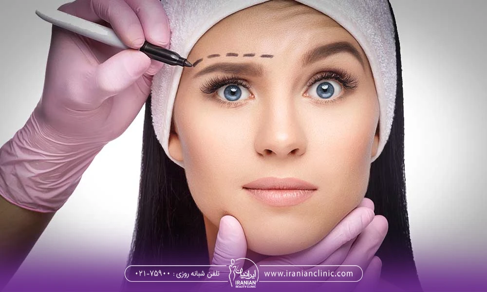 خانمی با چشم های آبی که یک ابروی خود را بالا انداخته