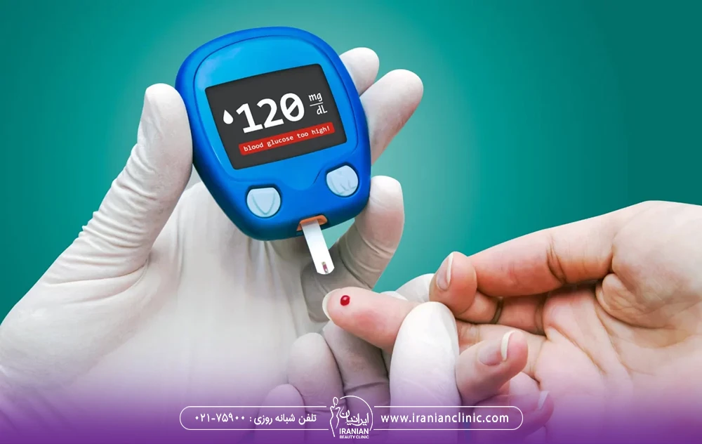 پزشک در حال تست قند خون فرد با دستگاه آزمایش قند خون