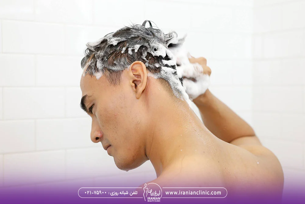 مردی که موهای خود را می شوید