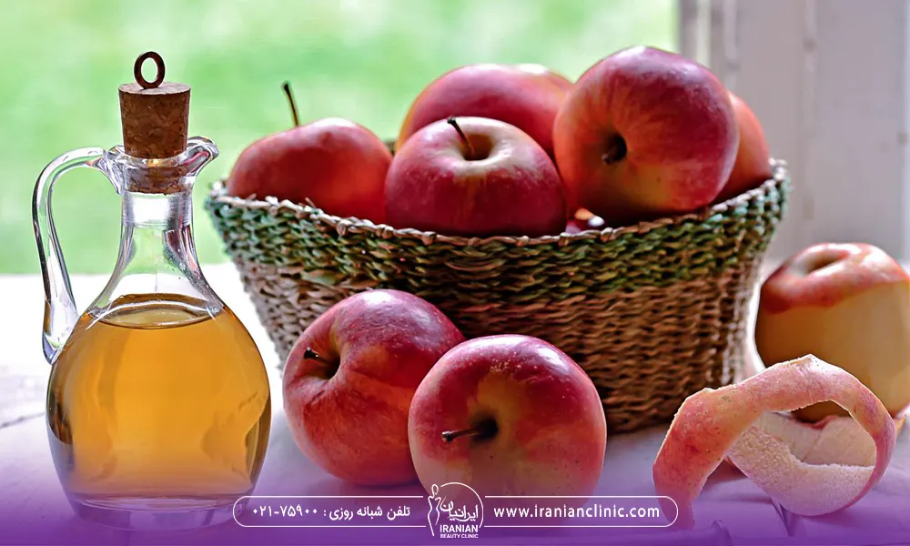عکس شیشه سرکه سیب در کنار یک سبد سیب - سرکه سیب برای لاغری
