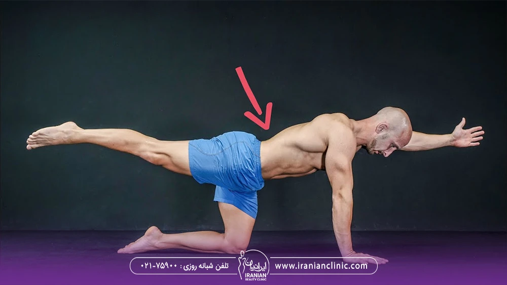 عکس مردی که حرکات ورزشی کمر انجام می دهد