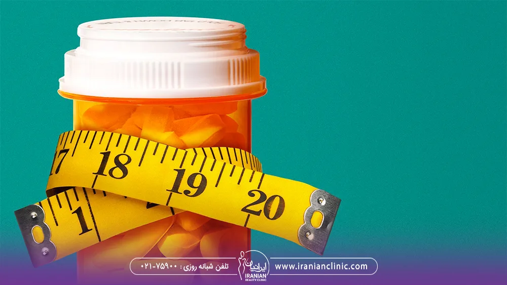 عکس یک شیشه قرص و متر اندازه گیری که دور آن پیچیده شده است با زمینه سبز