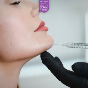 عکس پزشکی که با سرنگ فیلر به چانه دختر تزریق می کند - تزریق ژل چانه