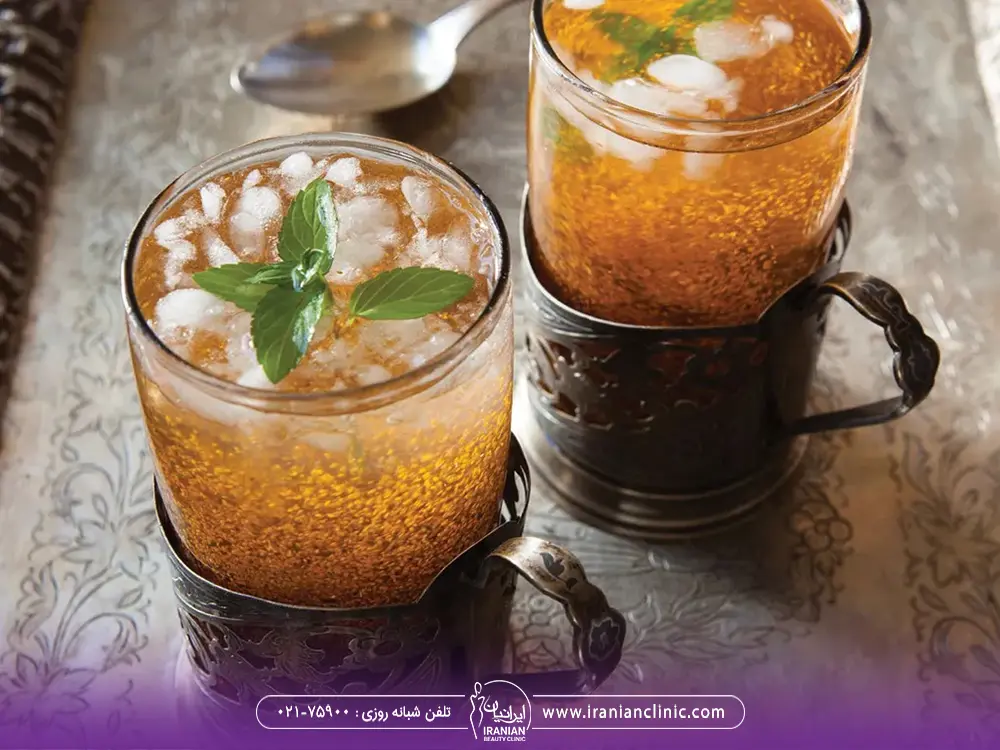 دو لیوان شربت خاکشیر در کنار هم