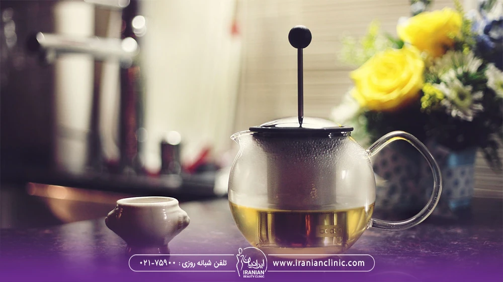 چای سبز آماده داخل قوری شیشه ای