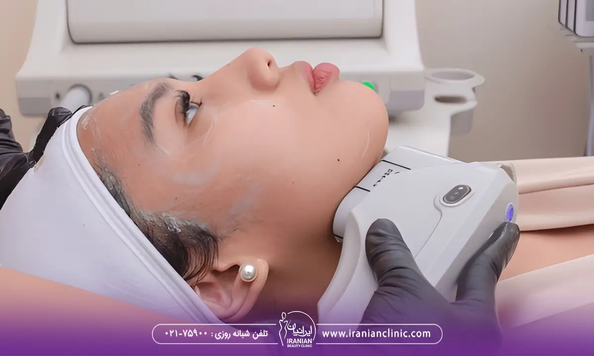 پزشک که با دستگاه هایفو غبغب زن جوان را هایفوتراپی می کند، هایفو غبغب