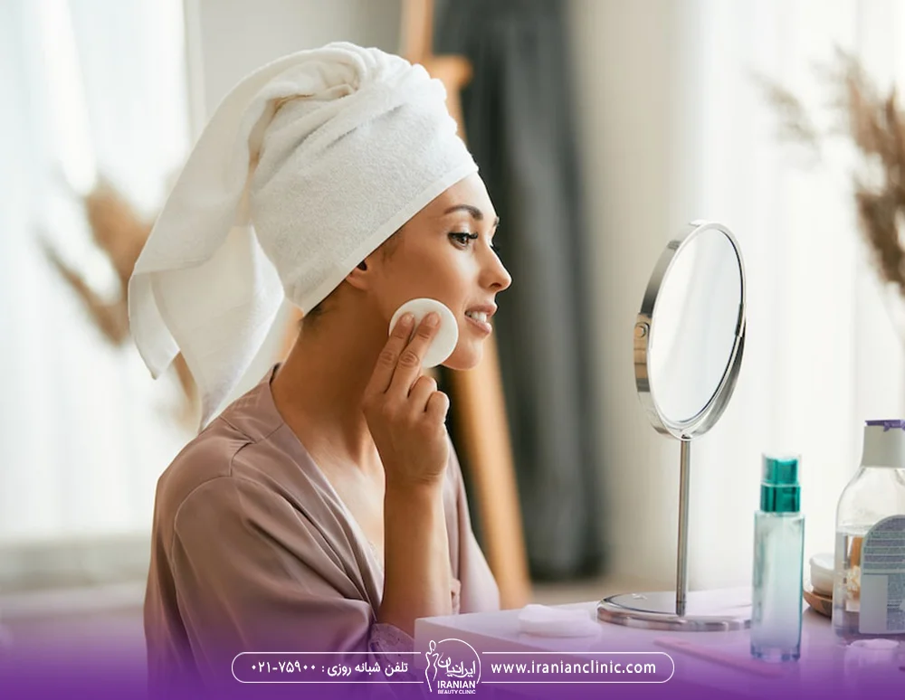 زن در حال انجام روتین پوستی