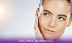 خانم جوانی که از لیزر خود خوشنود است