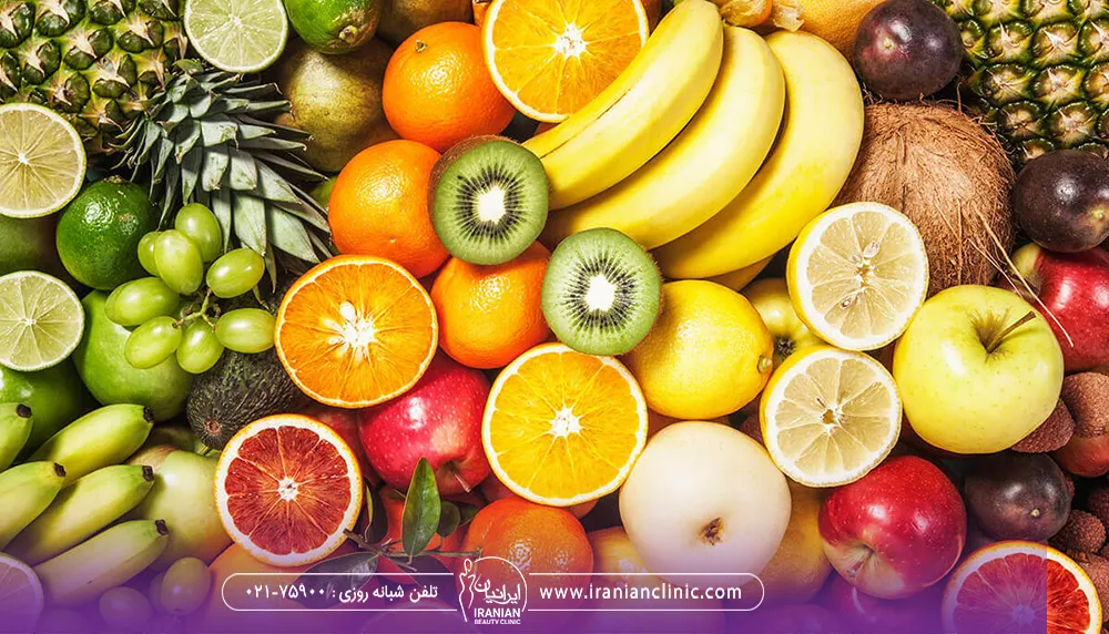 انواع میوه هاست که همه در کنار هم هستن مثل موز سیب و پرتغال و آناناس و کلی میوه دیگه