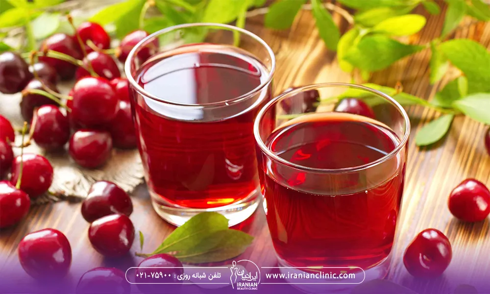 دوتا لیوان دمنوش گیلاس است که در اطراف آن چند تا گیلاس ریخته شده- گیلاس برای لاغری