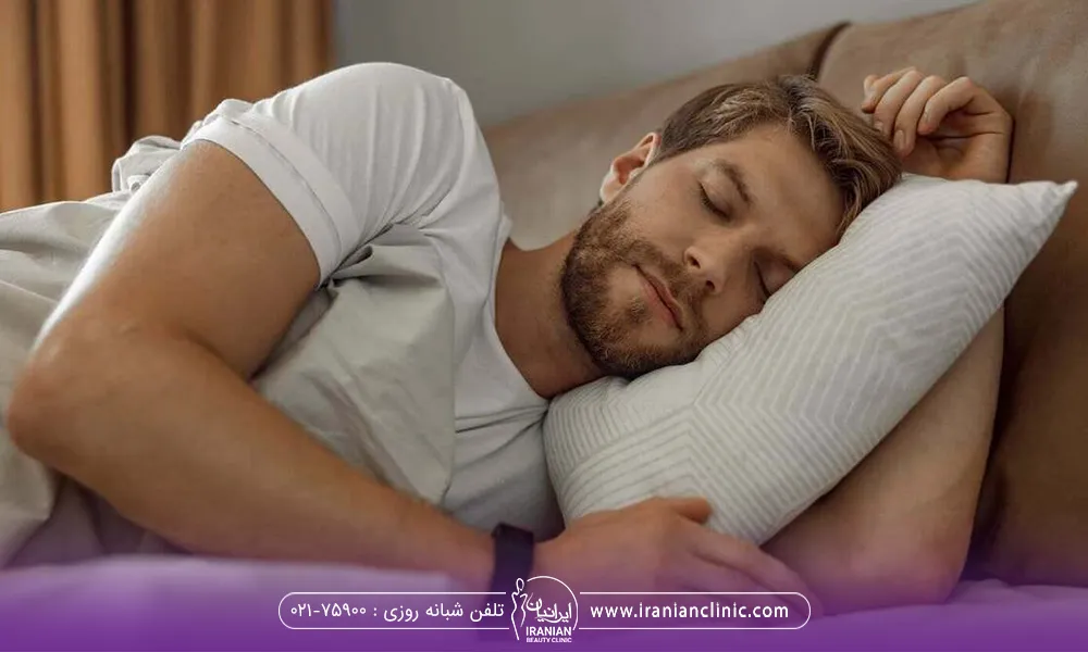 مردی که روی تخت خود خوابیده است