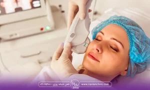 یک خانم دراز کشیده و دکتر برایش هایپو تراپی انجام میدهد