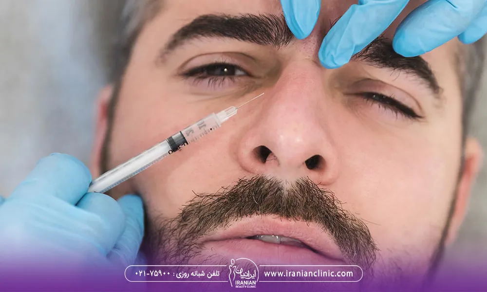 تصویر مربوط به یک آقای جوان است که ریش و سبیل دارد و در حال تزریق فیلز یا زل به بینی است.