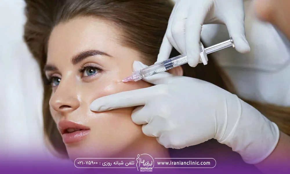 زن جوان که توسط پزشکی که دستکش سفید به دست دارد در حال تزریق چربی است