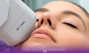 یک خانم جوان درحال هایپوتراپی در کلینیک