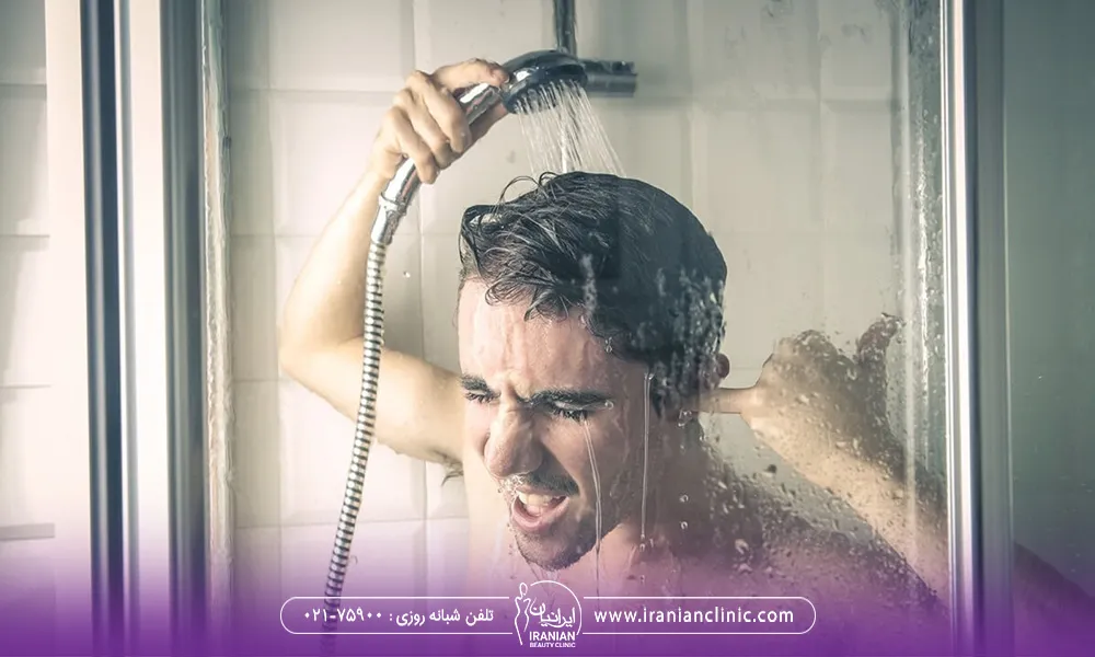 یک مرد جوان است که در حال دوش گرفتن و حمام کردن است.
