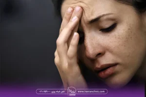 خانم جوان با موهای مشکی که در حال فکر کردن به درد لیزر موهای زائد بیکینی است- درد لیزر بیکینی