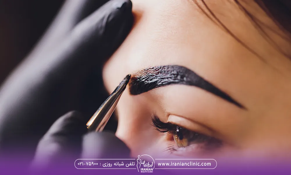 خانم جوانی که در حال ریمو تاتو خود است