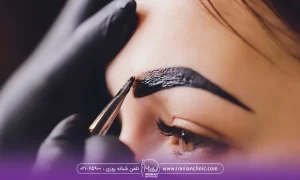 خانم جوانی که در حال ریمو تاتو خود است