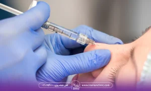 پزشکی که به بینی دختر فیلر تزریق می کند