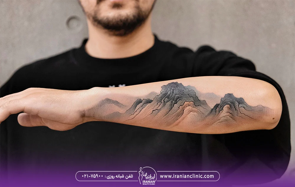 پسری که روی دست و آرنجش تتو زده است