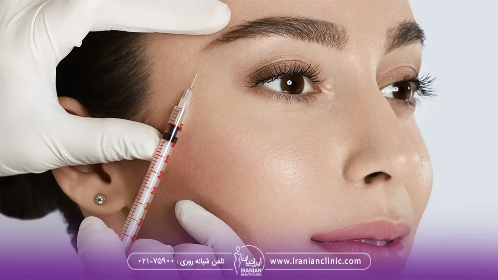پزشکی که به صورت دختر جوان پروفایلو تزریق می کند و سرنگ را کنار گونه دختر نگه داشته است - ماندگاری ژل پروفایلو