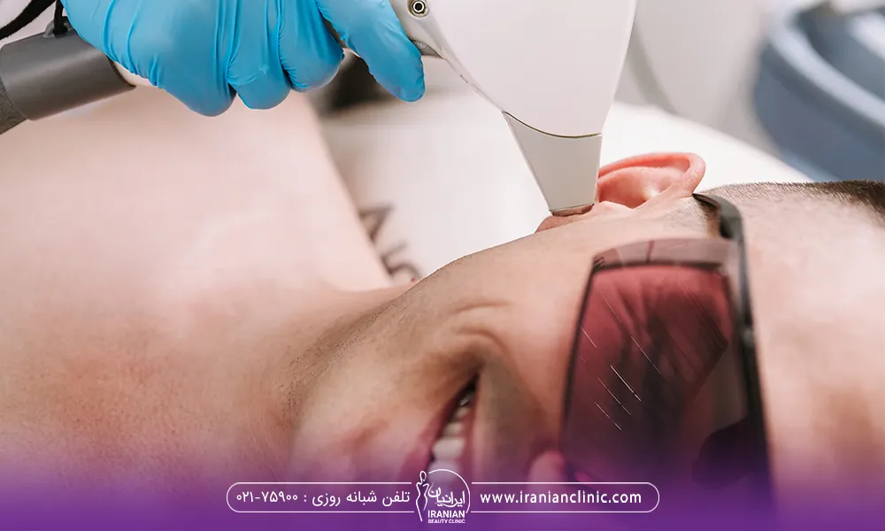 یک اپراتور که در حال حاضر مشغول به لیزر کردن گوش یک آقا میباشد