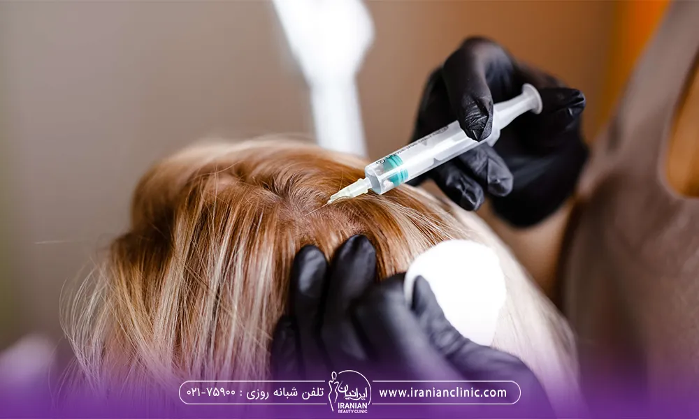 دکتری که در حال انجام بوتاکس مو برای یک خانم دیگر است