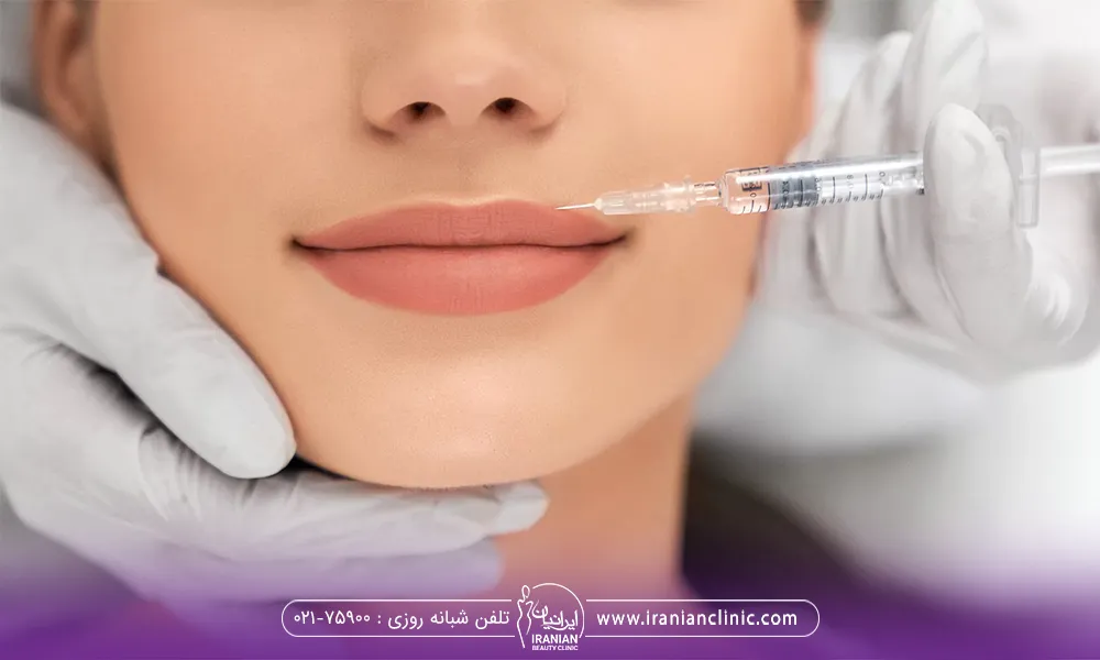 خانمی که در حال تزریق ژل لب توسط پزشک است