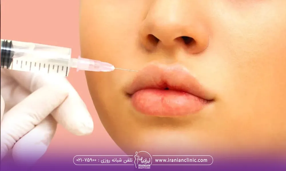 خانمی در حال تزریق ژل به لبهایش است