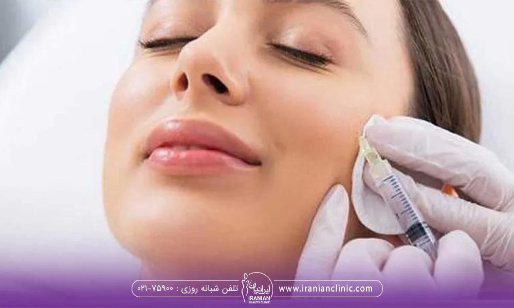 پزشکی که به صورت زن مزوژل تزریق می کند